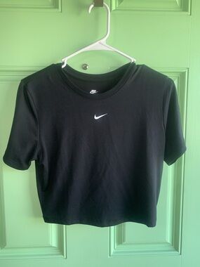 The Nike Tee Slim Fit - Woman’s size Medium
